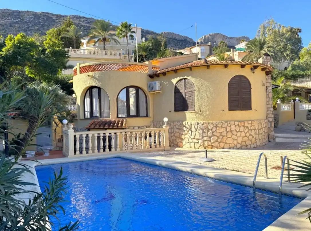 Außenansicht von Haus oder Chalet zum Verkauf in Calpe / Calp mit Klimaanlage, Heizung und Privatgarten