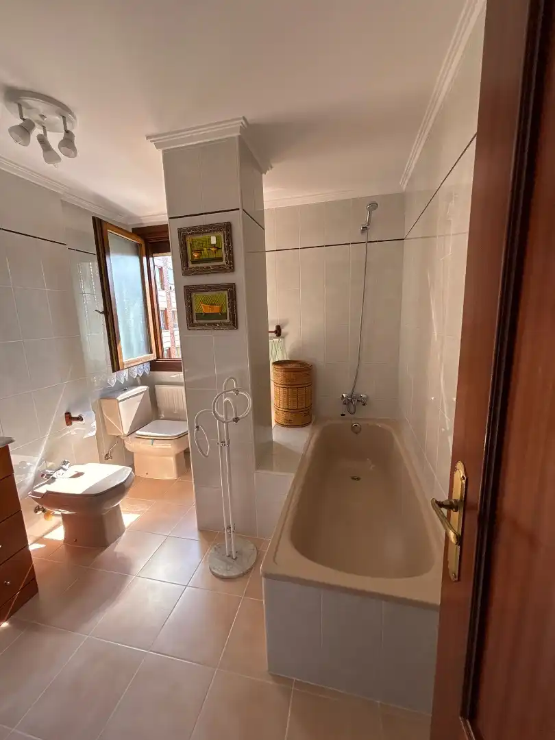 Baño de Piso de alquiler en Oviedo  con Calefacción, Parquet y Amueblado