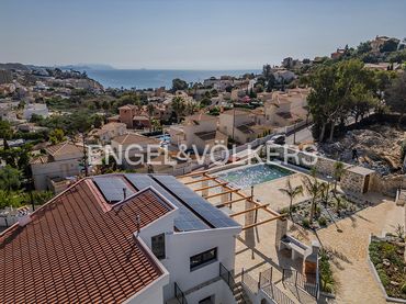 Detached house with pool for sale in Carrer de Torrevella 14