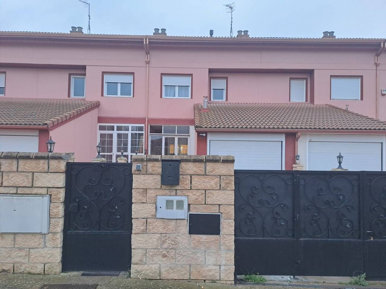 Vista exterior de Casa adosada en venda en Cogollos amb Calefacció, Jardí privat i Parquet