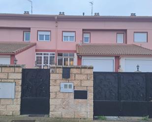 Vista exterior de Casa adosada en venda en Cogollos amb Calefacció, Jardí privat i Parquet