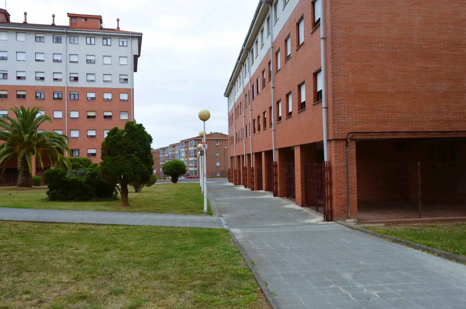 Vista exterior de Piso en venta en Avilés con Calefacción, Parquet y Trastero