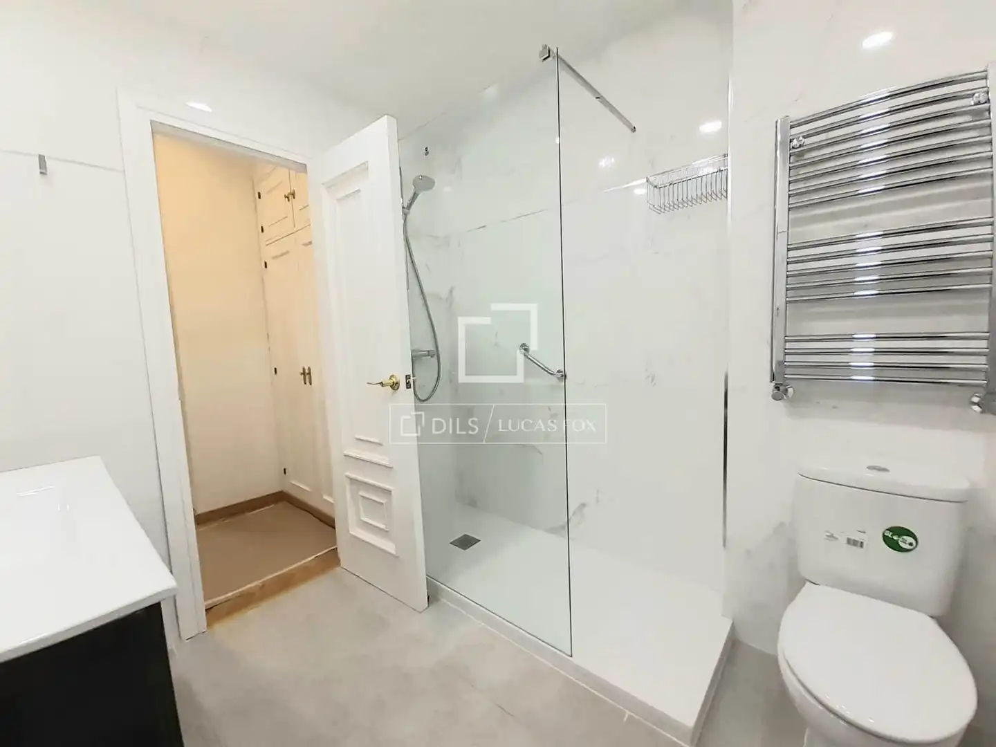 Bathroom of Flat for rent in Madrid  with Air Conditioner, Heating and Private garden