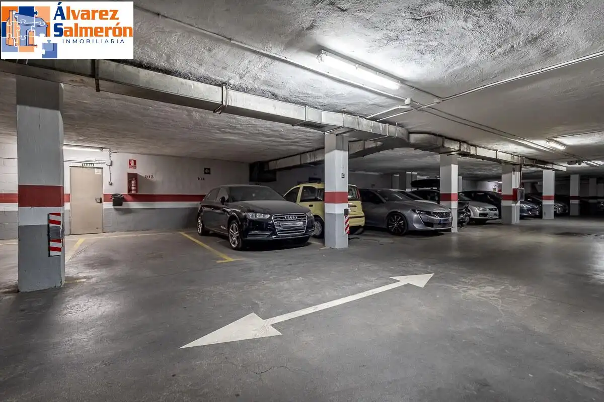 Parking de Piso en venta en Granada con Balcón