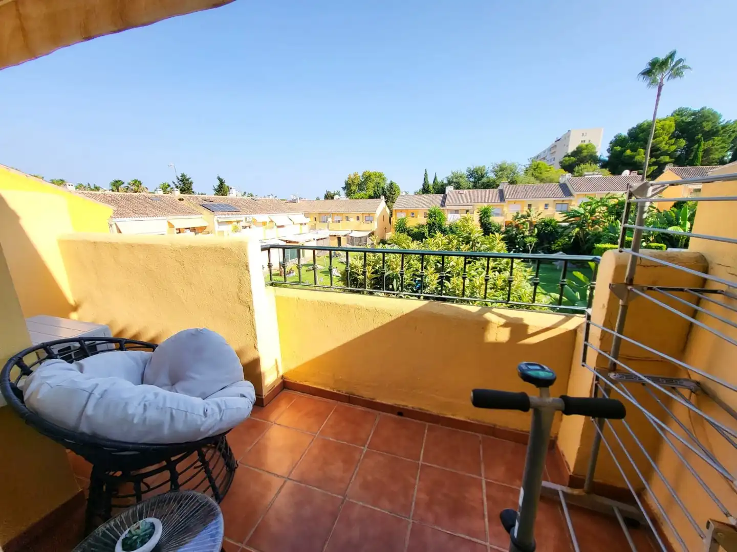 Jardí de Casa adosada en venda en Estepona amb Terrassa, Piscina i Piscina comunitària