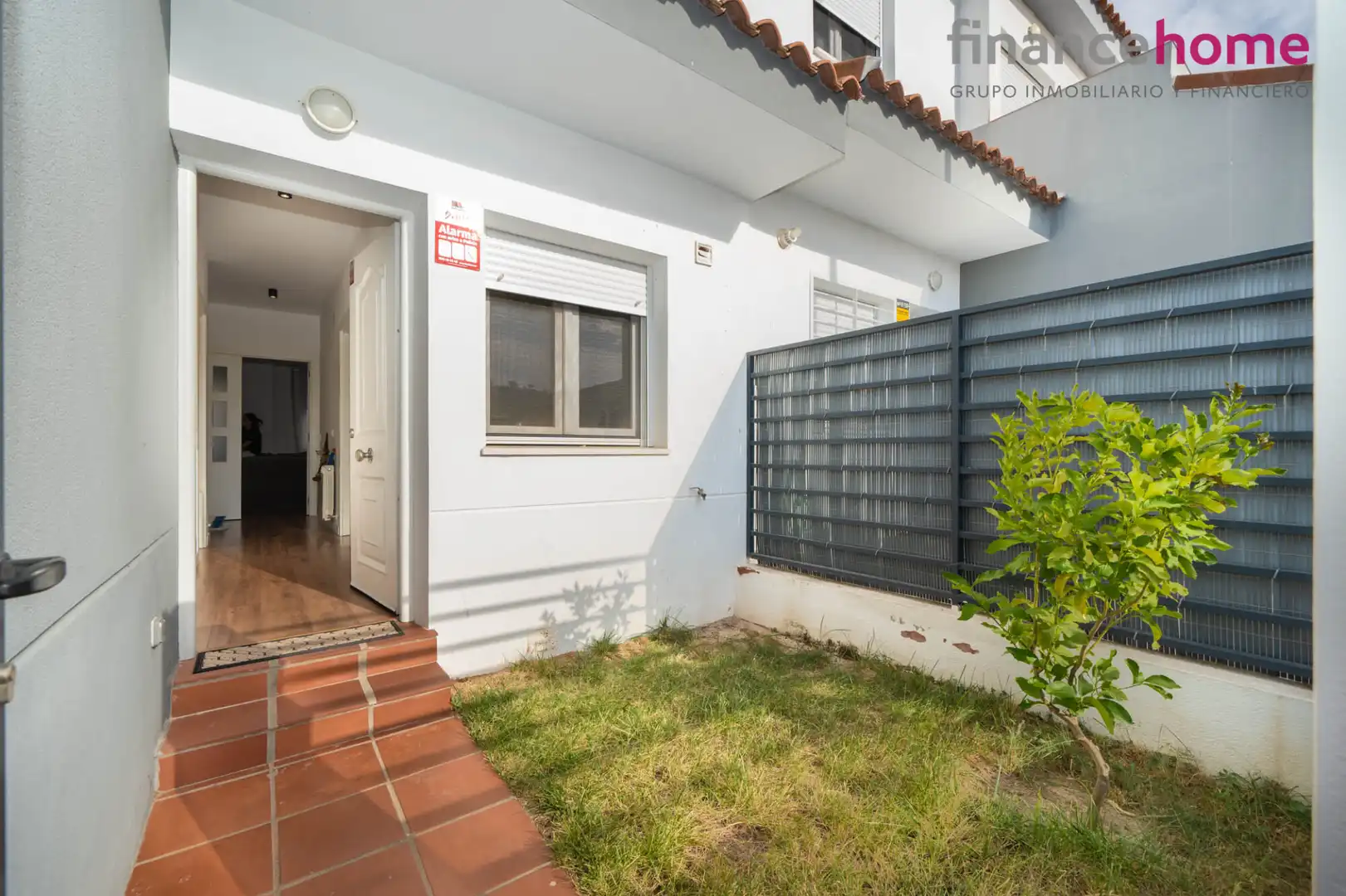 Vista exterior de Casa adosada en venda en Ontígola amb Aire condicionat, Calefacció i Jardí privat