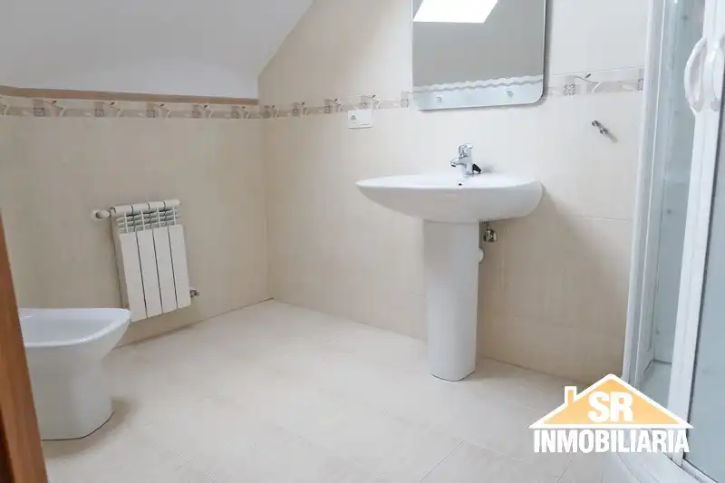Baño de Piso de alquiler en A Coruña Capital  con Calefacción, Parquet y Horno