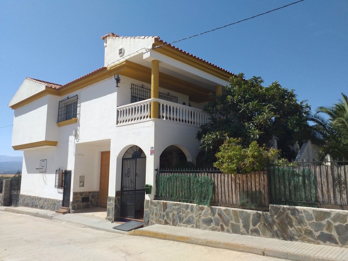 Vista exterior de Casa o xalet en venda en Darro amb Aire condicionat, Calefacció i Jardí privat