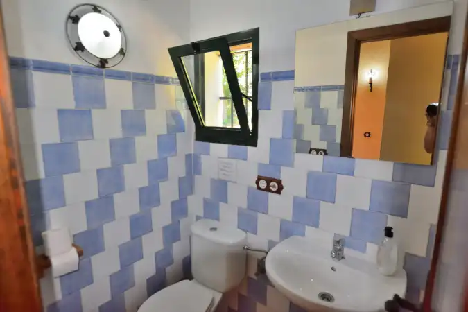 Baño de Finca rústica en venta en Zahara con Aire acondicionado, Calefacción y Jardín privado