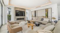 Sala d'estar de Casa o xalet en venda en Marbella amb Aire condicionat, Calefacció i Jardí privat