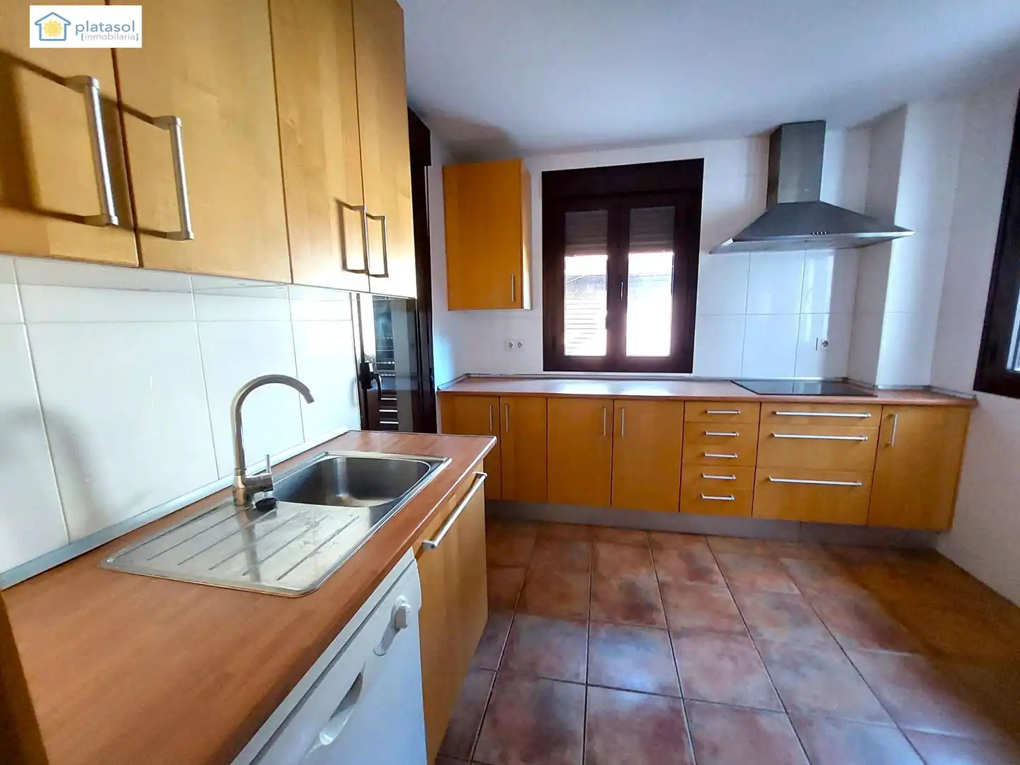 Cuina de Casa adosada en venda en Guillena amb Aire condicionat, Calefacció i Jardí privat
