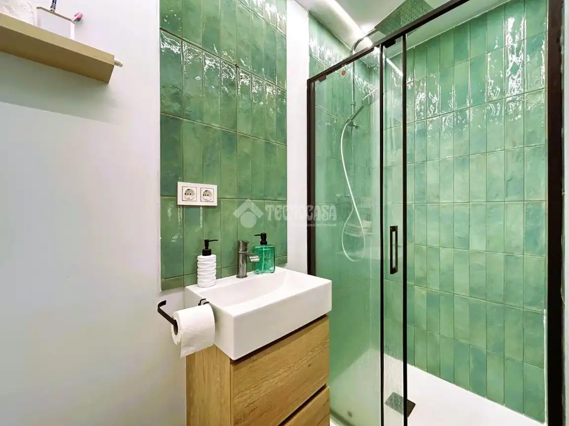Baño de Piso en venta en L'Hospitalet de Llobregat con Aire acondicionado, Terraza y Amueblado
