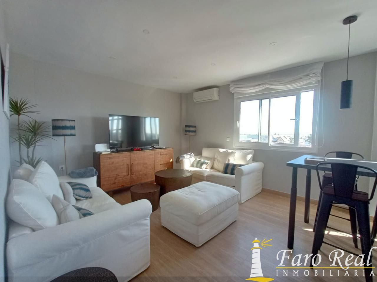 Sala d'estar de Pis en venda en Sanlúcar de Barrameda amb Aire condicionat i Moblat