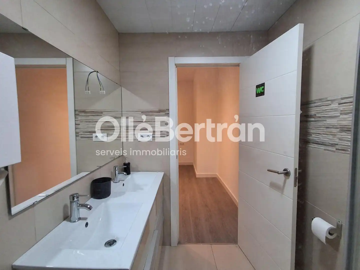 Badezimmer von Büro zur Miete in Barcelona mit Klimaanlage