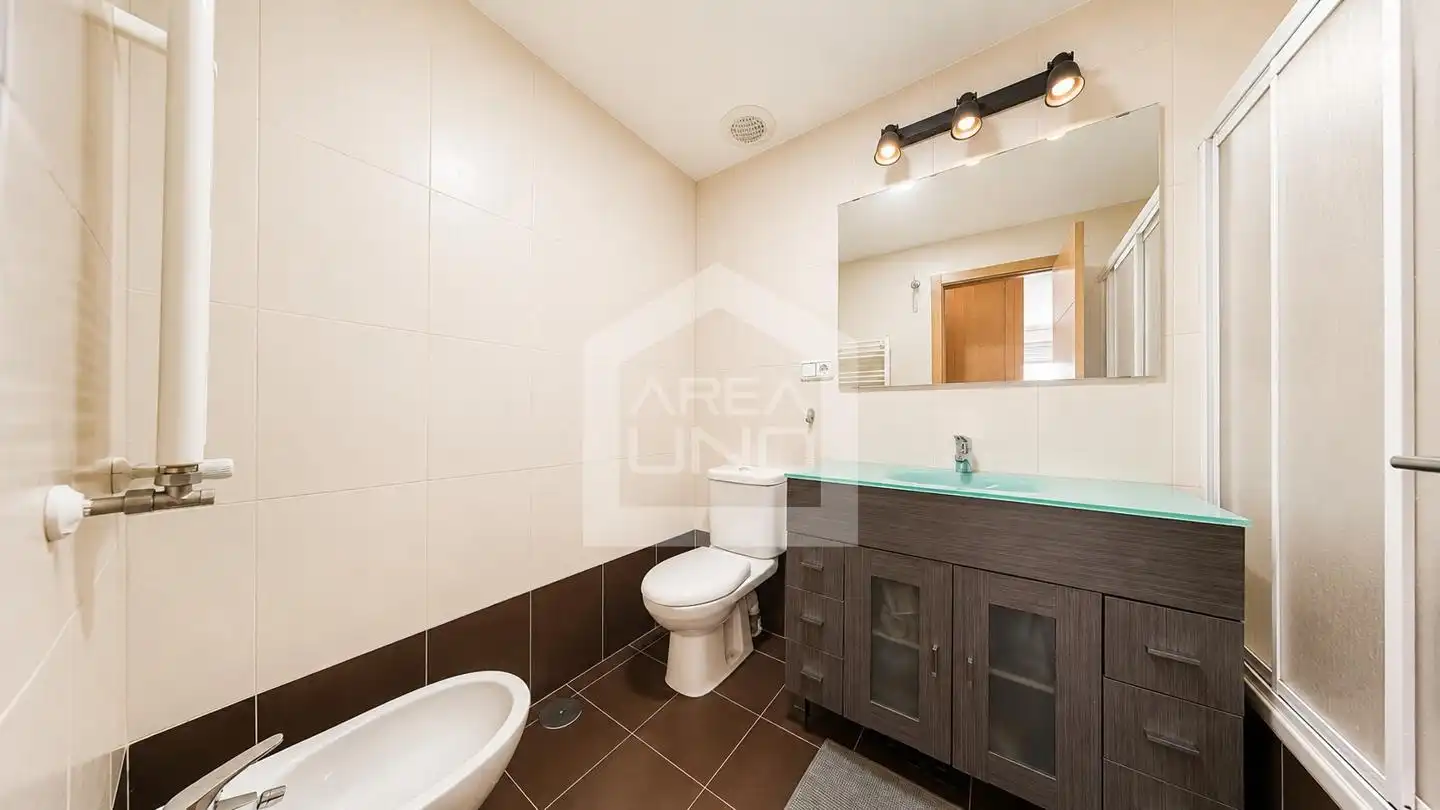 Bathroom of Flat for rent in Fuenlabrada  with Air Conditioner, Heating and Storage room