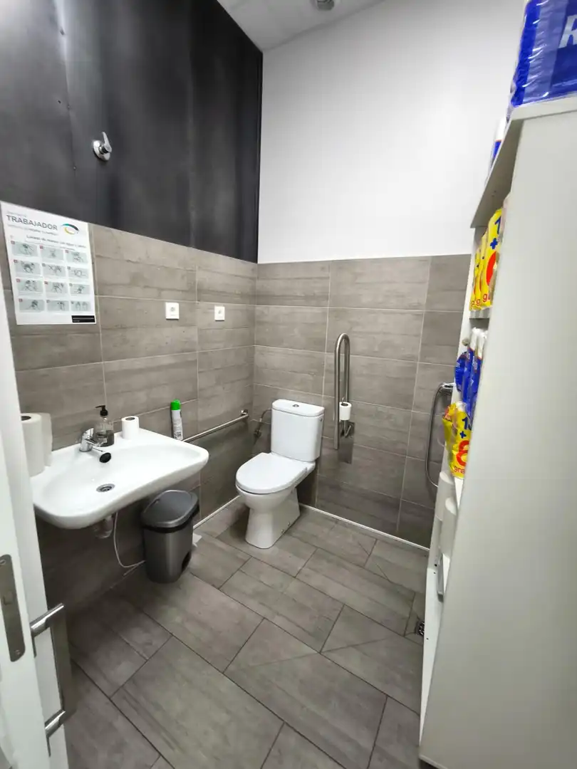 Baño de Oficina de alquiler en San Andrés del Rabanedo con Calefacción y Terraza