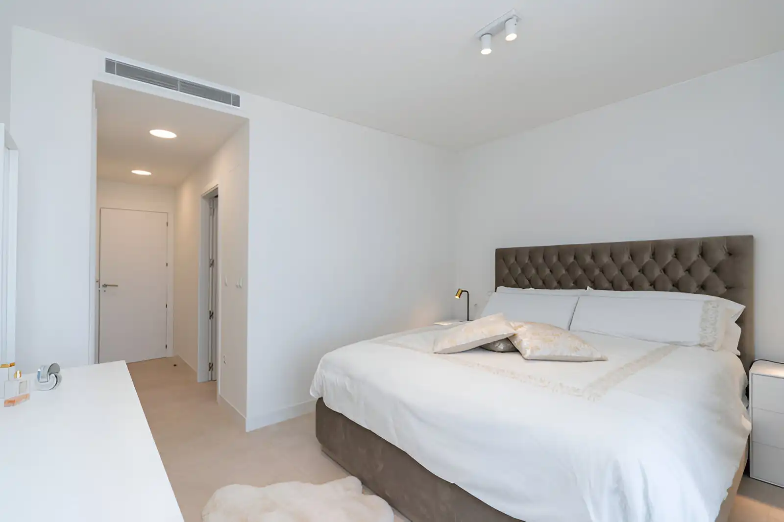 Schlafzimmer von Erdgeschoss zum Verkauf in Casares mit Klimaanlage, Privatgarten und Terrasse