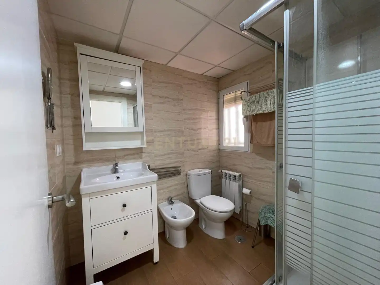 Baño de Piso de alquiler en Granada con Lavadora, Microondas y TV