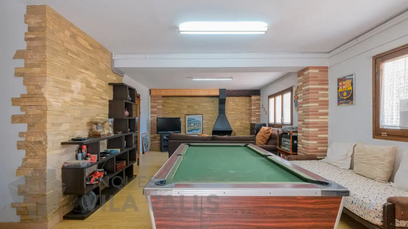Haus oder Chalet zum Verkauf in Sant Quirze Safaja mit Privatgarten und Balkon