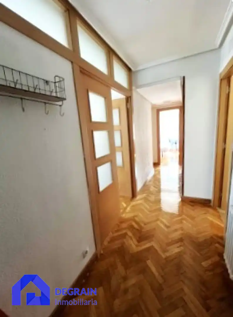 Piso en venta en Oviedo  con Calefacción, Terraza y Trastero