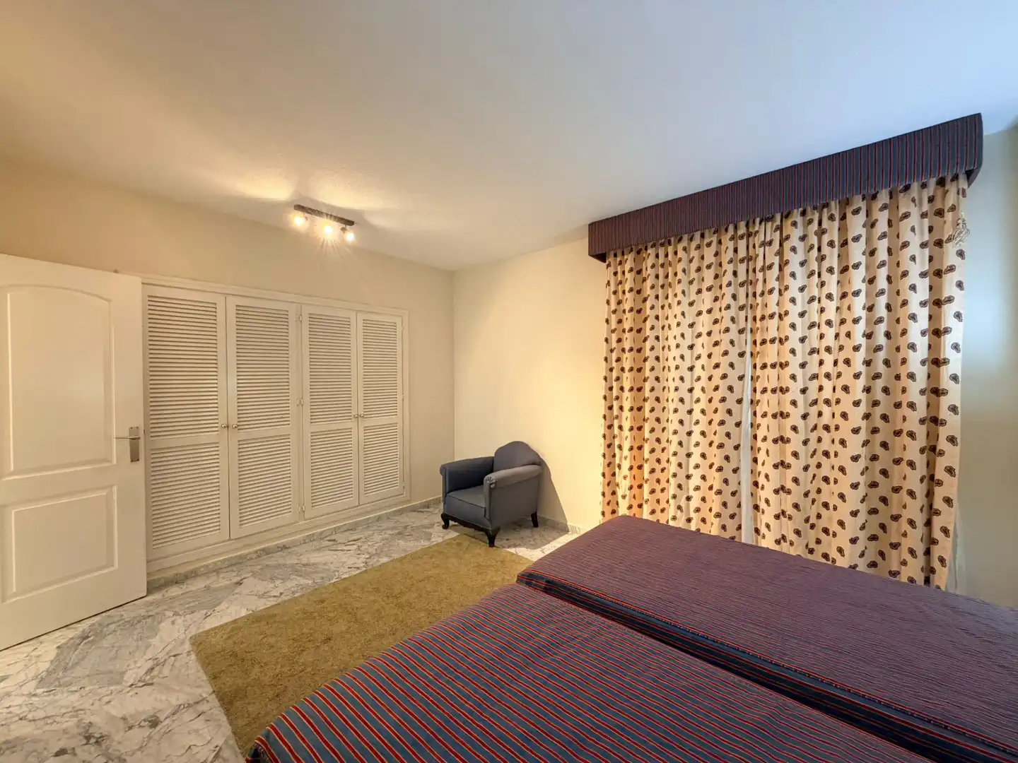 Bedroom of Flat for rent in Marbella  with Air Conditioner, Terrace and Storage room
