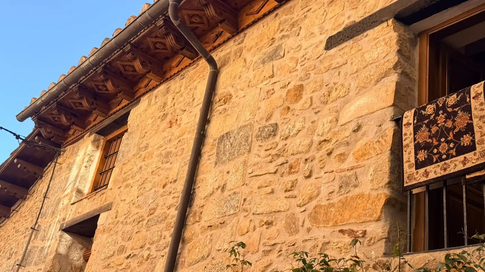 Vista exterior de Casa adosada en venda en Puertomingalvo amb Traster i Moblat
