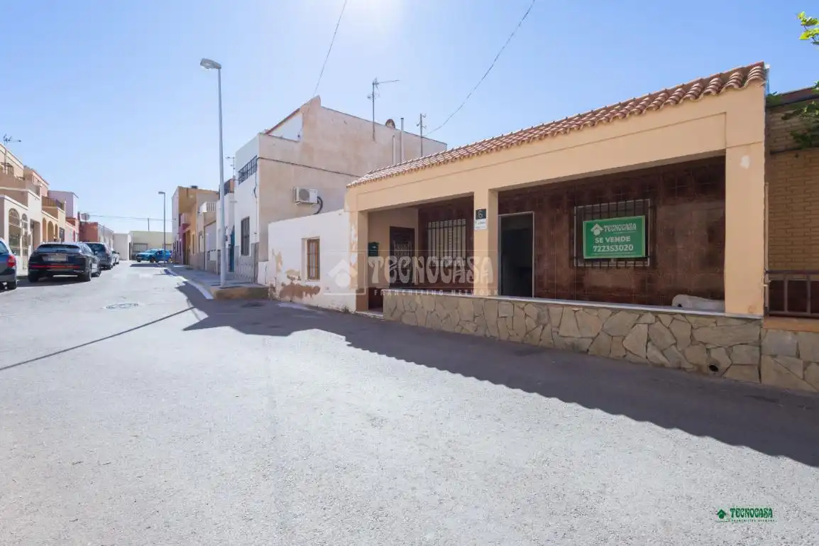 Vista exterior de Casa adosada en venta en Almería