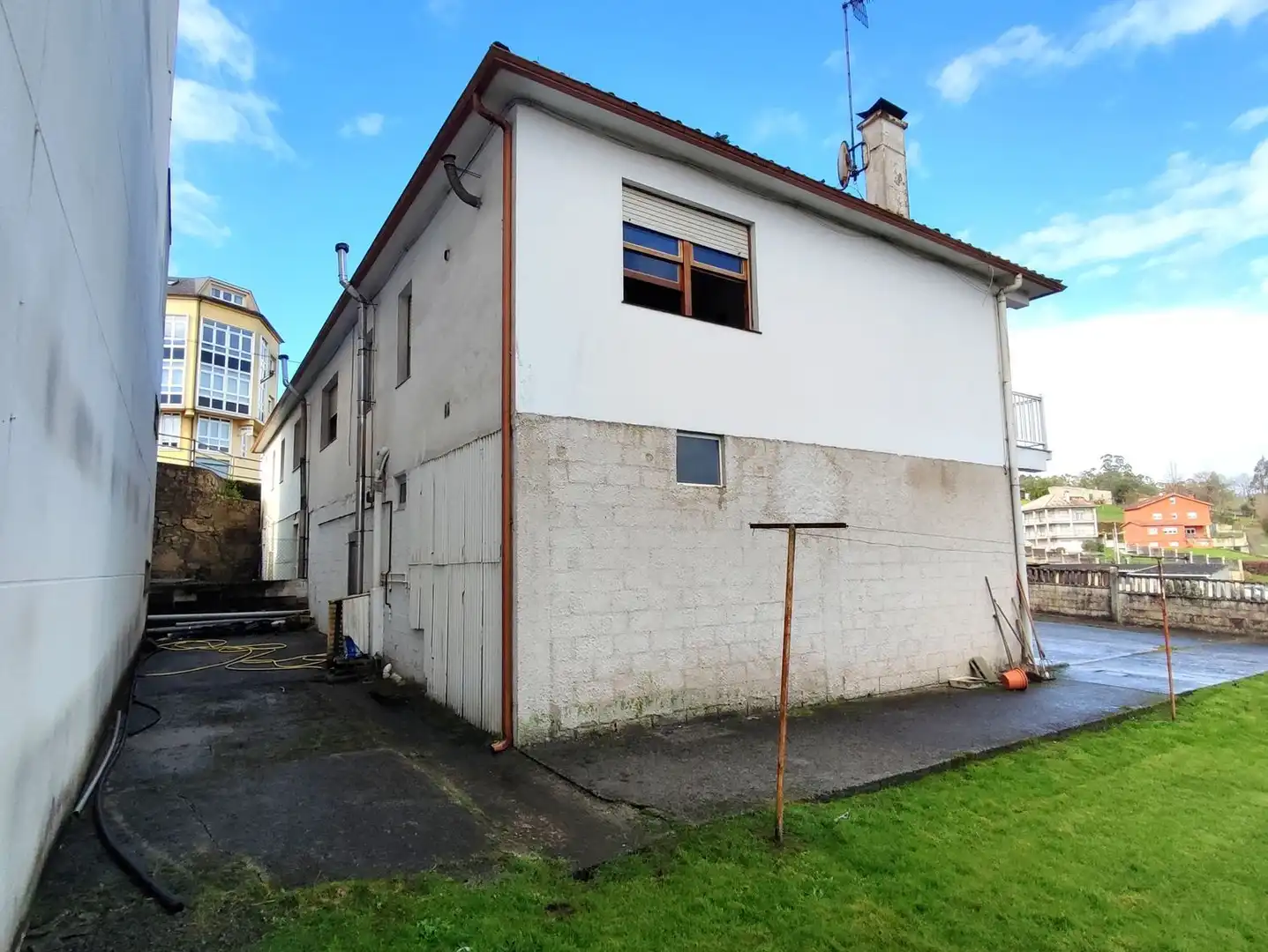 Vista exterior de Casa o xalet en venda en Carral amb Jardí privat, Terrassa i Moblat