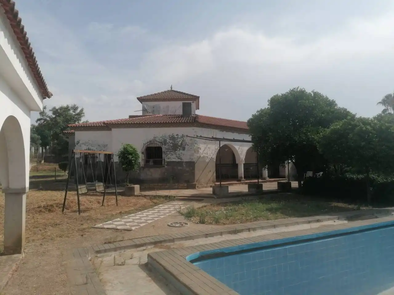 Vista exterior de Casa o xalet en venda en Dos Hermanas amb Jardí privat, Terrassa i Piscina