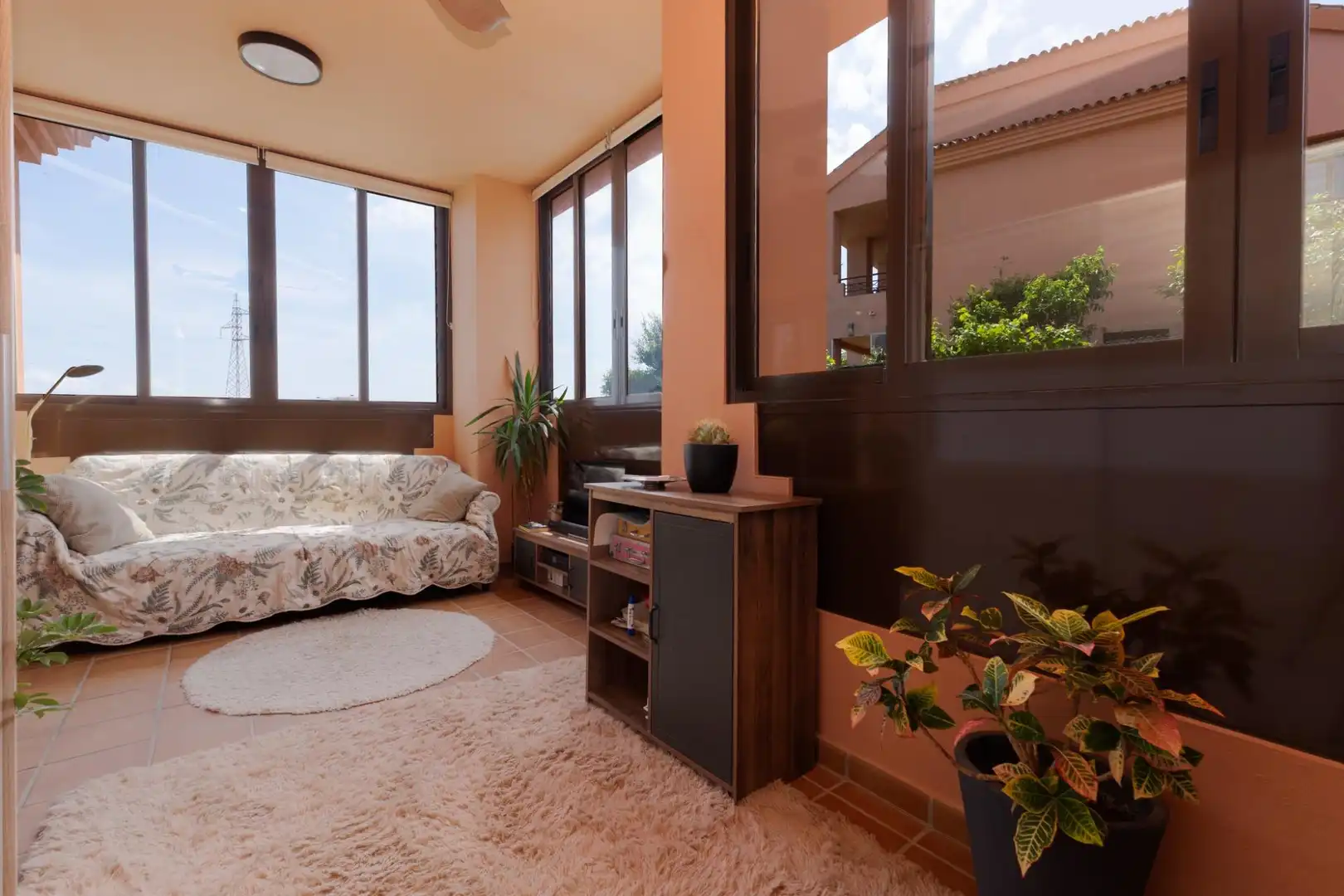 Sala d'estar de Casa adosada en venda en Benalmádena amb Aire condicionat, Jardí privat i Terrassa