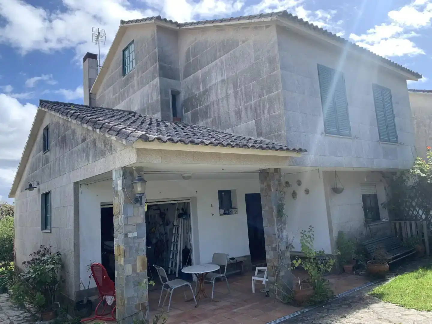 Vista exterior de Casa o xalet en venda en O Grove   amb Jardí privat, Parquet i Traster