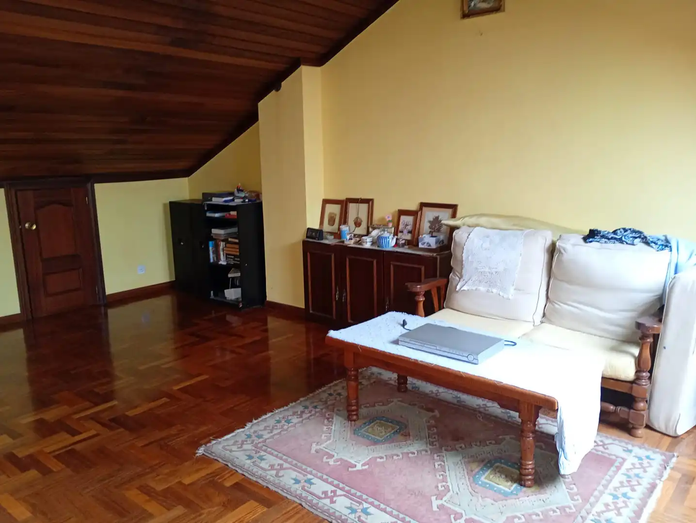Sala d'estar de Casa adosada en venda en Gijón  amb Calefacció, Jardí privat i Terrassa