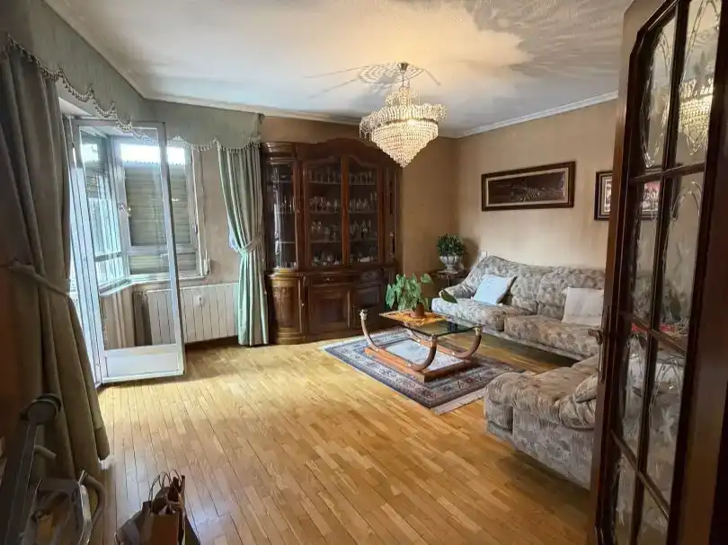 Sala d'estar de Pis en venda en León Capital  amb Parquet i Moblat