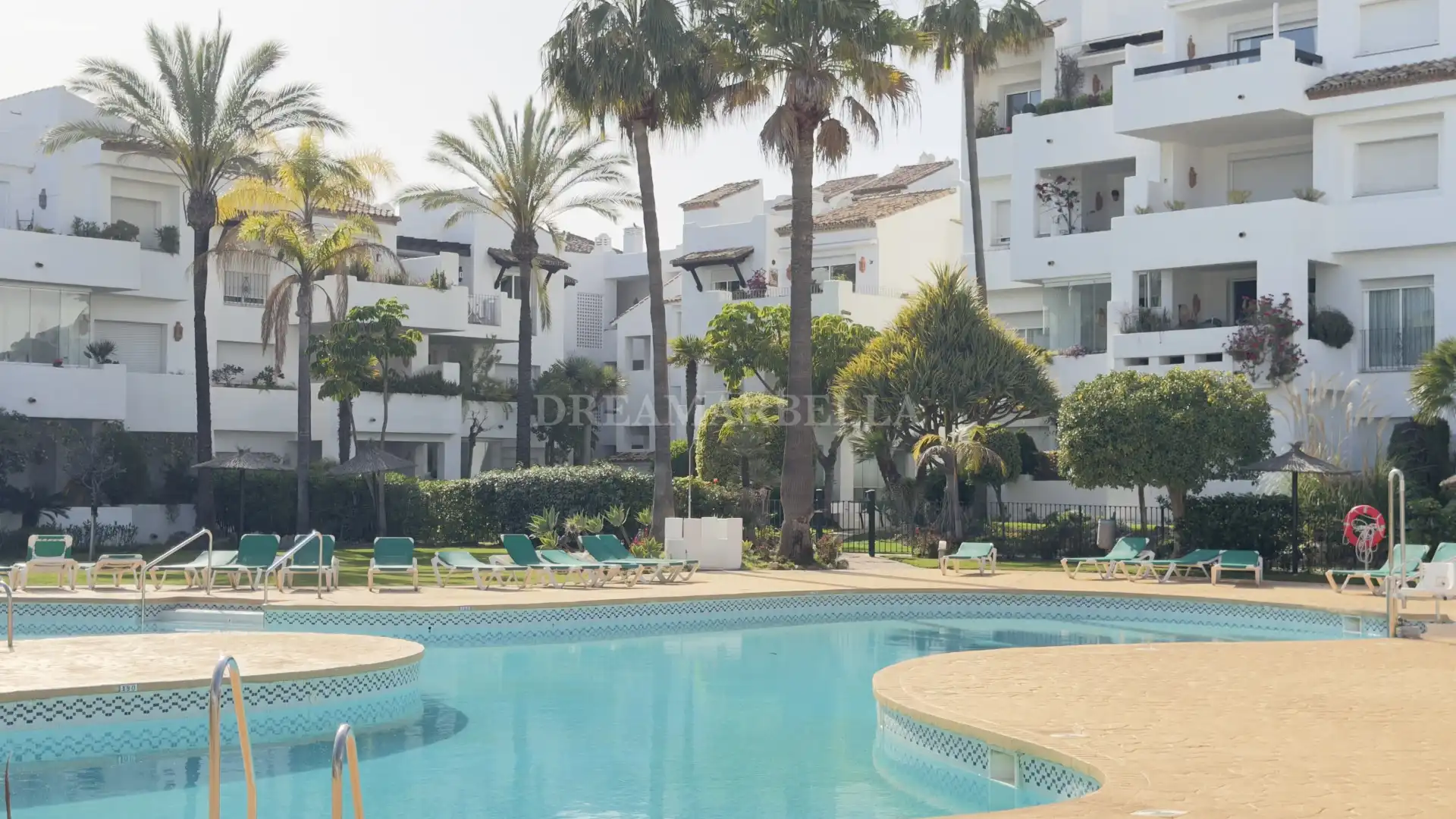 Vista exterior de Apartament en venda en Estepona amb Aire condicionat, Terrassa i Piscina