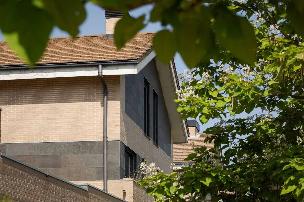 Außenansicht von Einfamilien-Reihenhaus zum Verkauf in Iza / Itza mit Heizung, Privatgarten und Terrasse