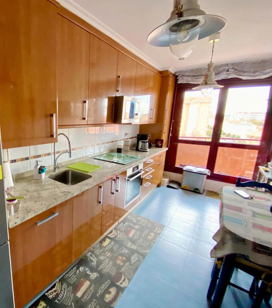 Cuina de Pis en venda en Gijón  amb Calefacció, Parquet i Terrassa