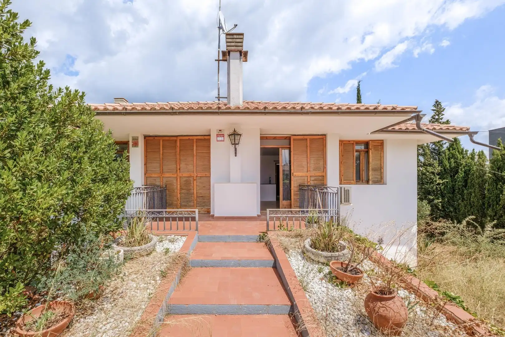 Vista exterior de Casa o xalet en venda en Terrassa amb Aire condicionat, Calefacció i Jardí privat