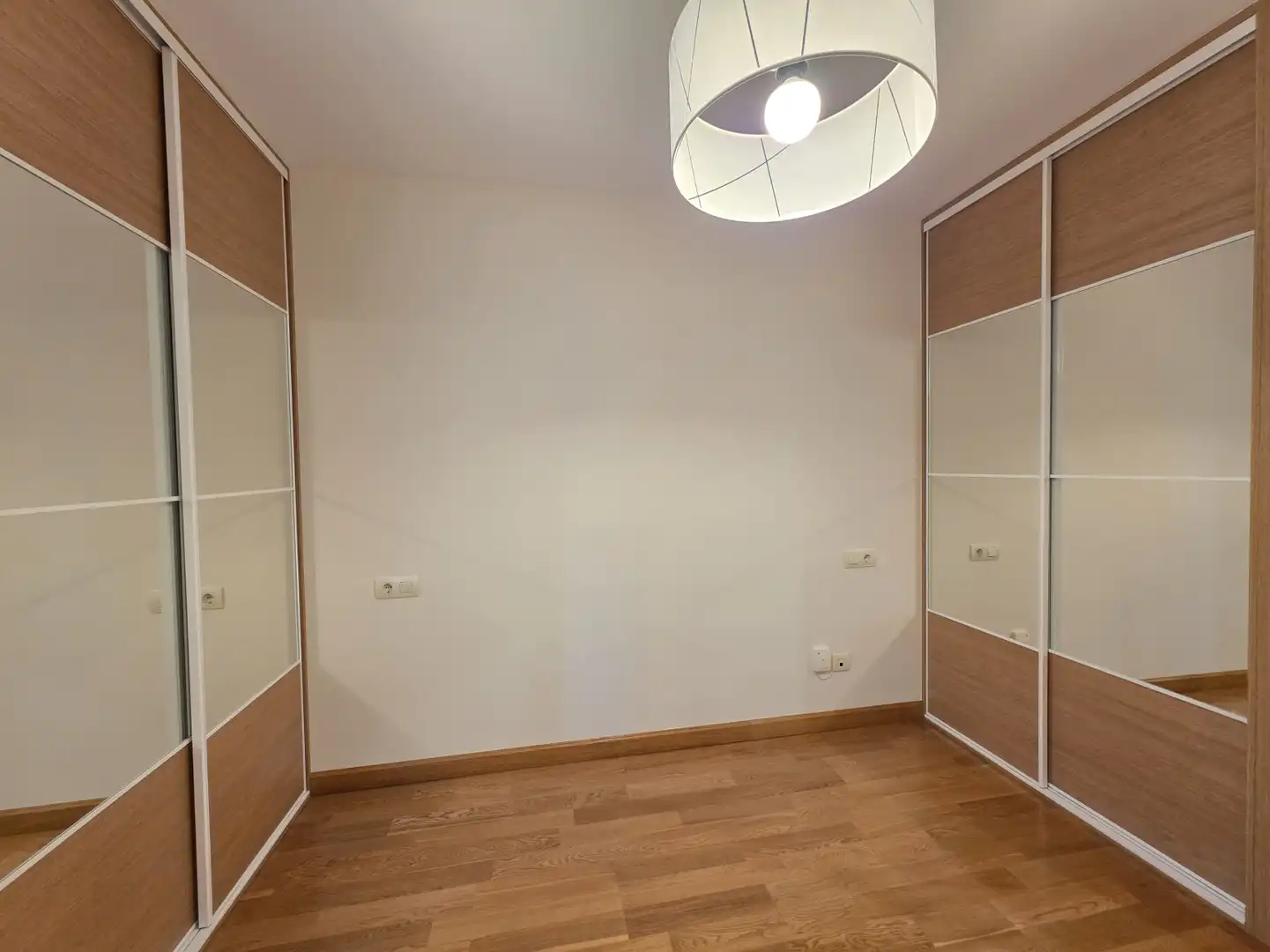 Dormitori de Pis de lloguer en Oviedo  amb Calefacció, Parquet i Traster