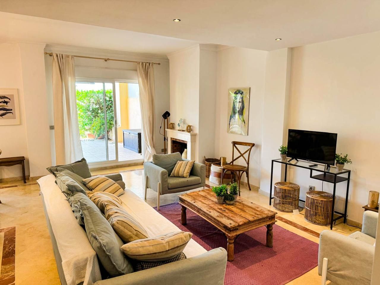 Sala de estar de Dúplex en venta en Sotogrande con Aire acondicionado, Calefacción y Jardín privado