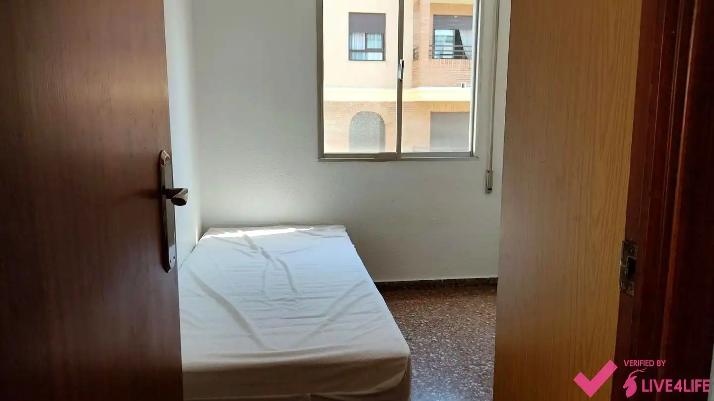Habitación de Piso de alquiler en Valencia con Aire acondicionado y Amueblado