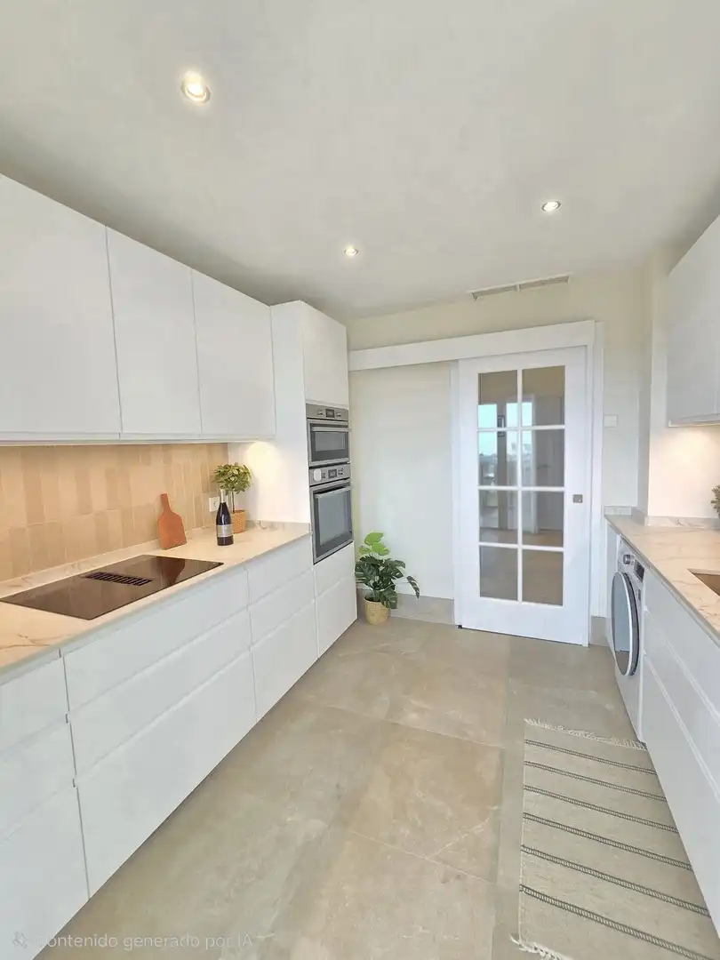Cuina de Casa o xalet en venda en Marbella amb Jardí privat, Terrassa i Traster