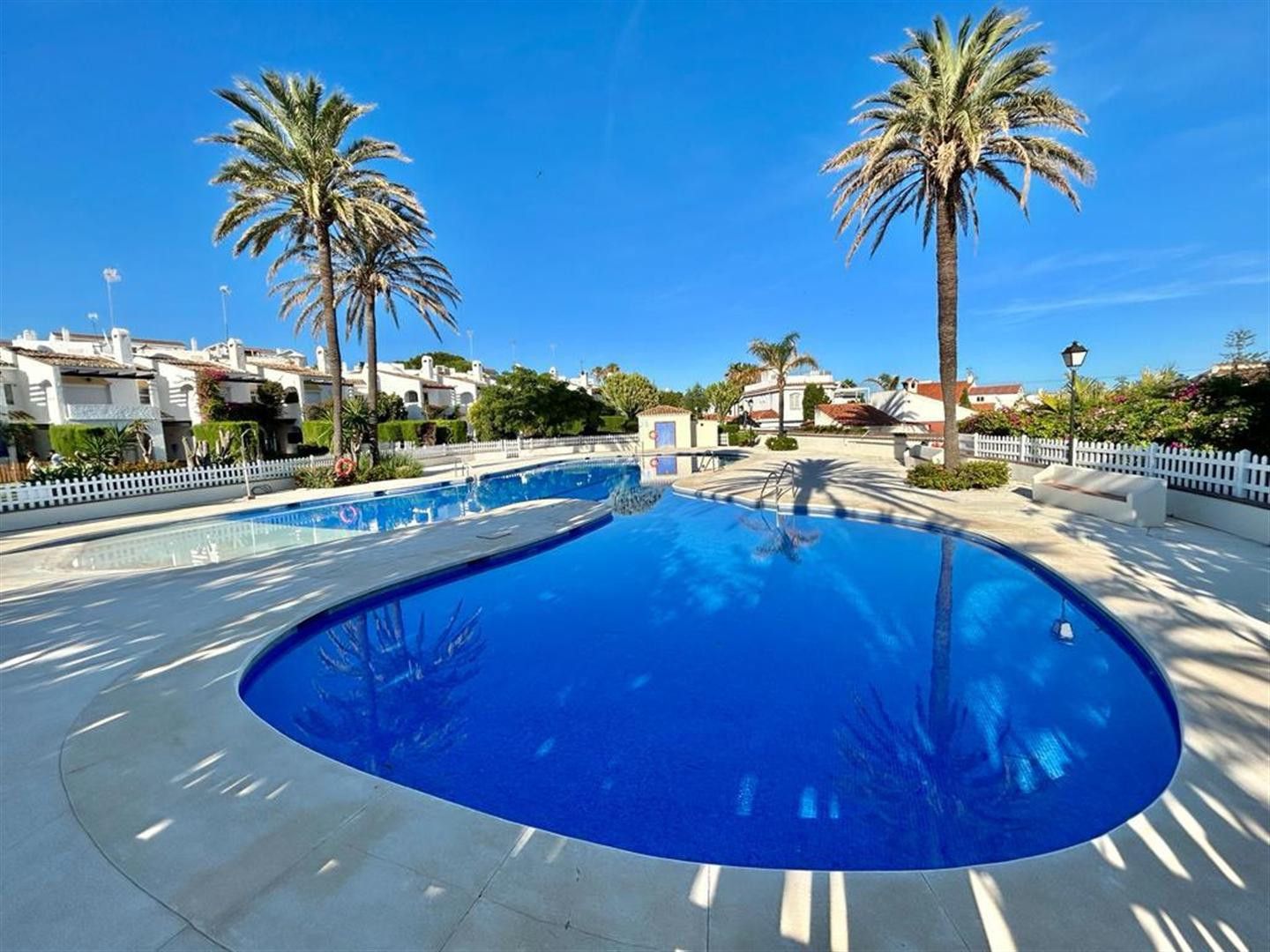 Piscina de Casa adosada de lloguer en Estepona amb Aire condicionat, Jardí privat i Terrassa