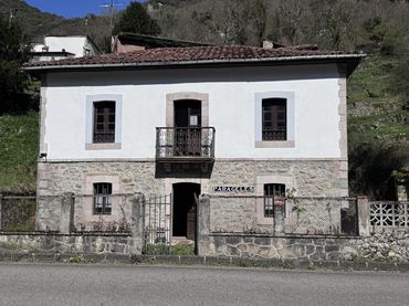 Casa rústica con jardín en venta en Peñamellera Alta