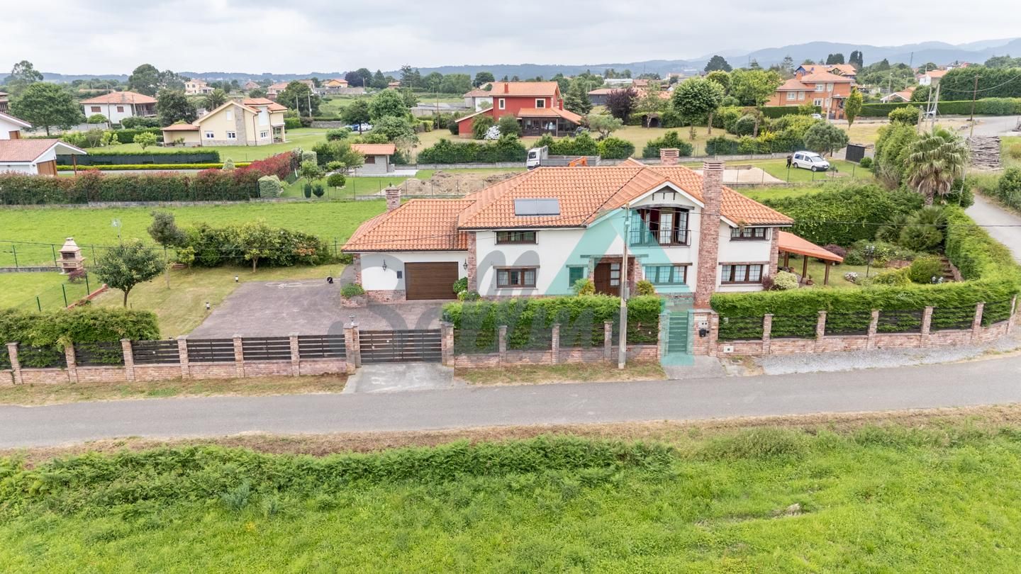 Vista exterior de Casa o xalet en venda en Muros de Nalón amb Calefacció, Jardí privat i Terrassa