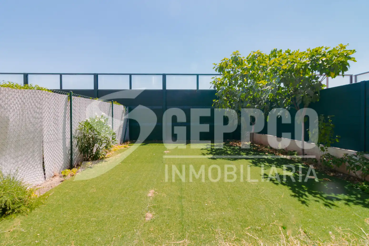 Jardín de Casa adosada en venta en Alcalá de Henares con Calefacción, Terraza y Piscina comunitaria