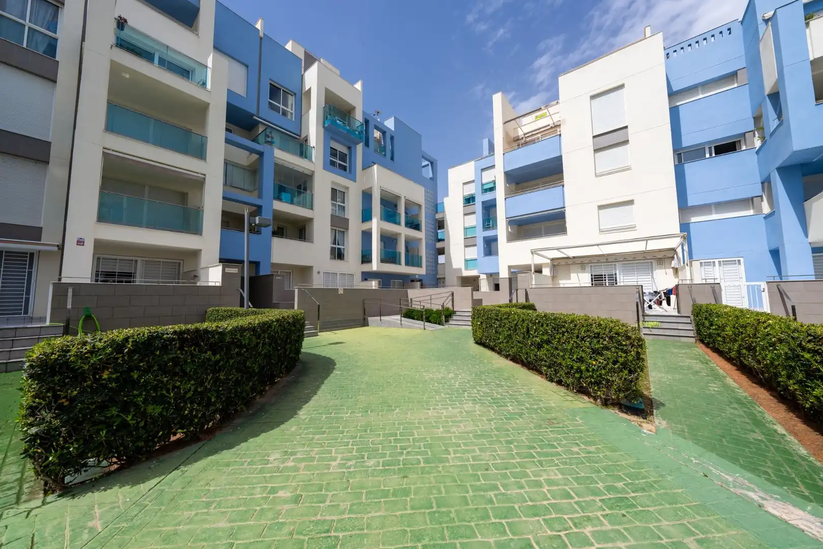 Vista exterior de Apartament en venda en Roquetas de Mar amb Aire condicionat, Calefacció i Jardí privat
