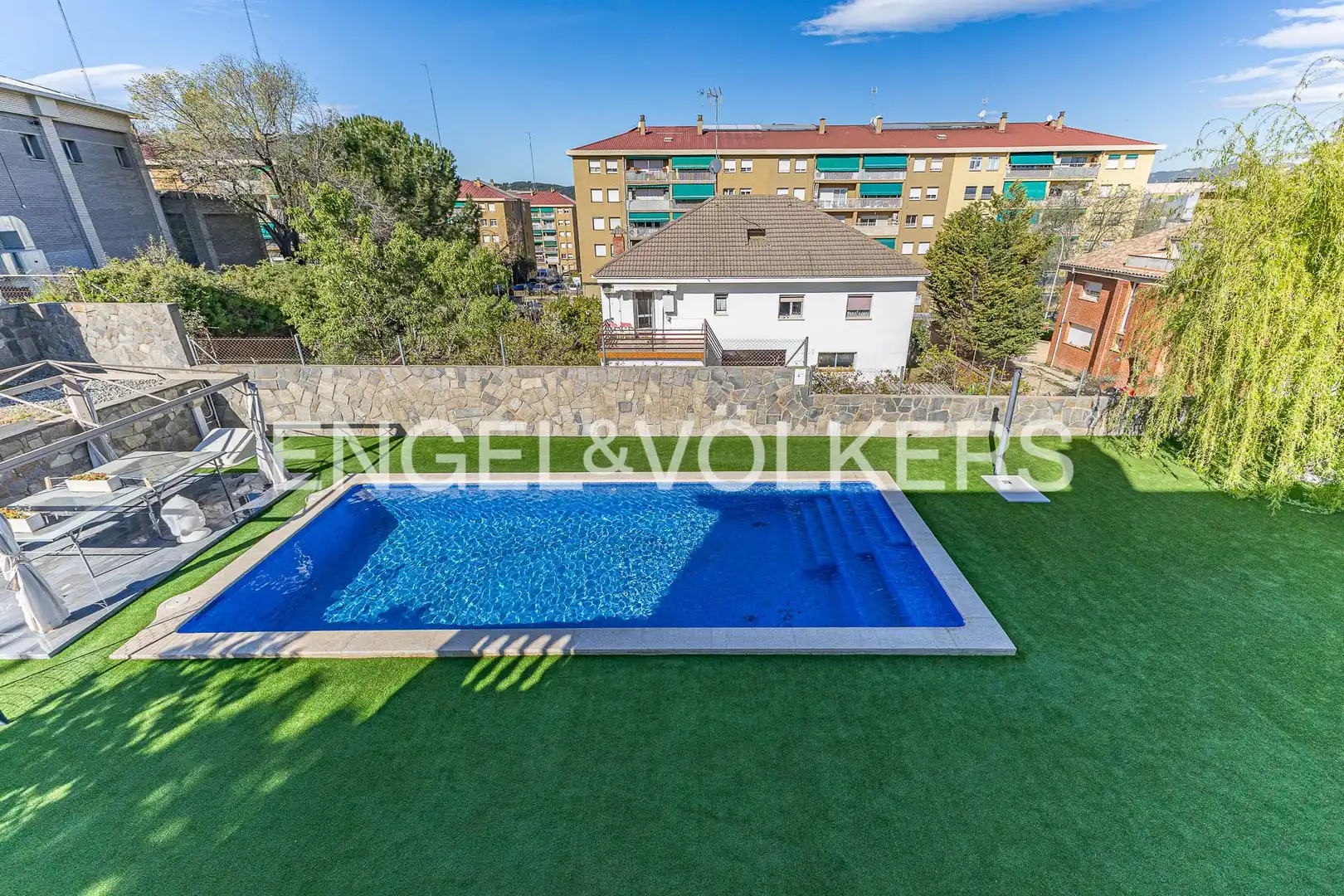 Piscina de Casa o xalet en venda en Terrassa amb Aire condicionat, Calefacció i Jardí privat