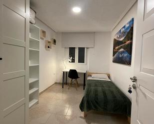 Bedroom of Flat to share in  Valencia Capital  with Heating and Washing machine