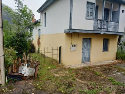 Vista exterior de Casa o xalet en venda en San Martín del Rey Aurelio amb Jardí privat, Moblat i Balcó