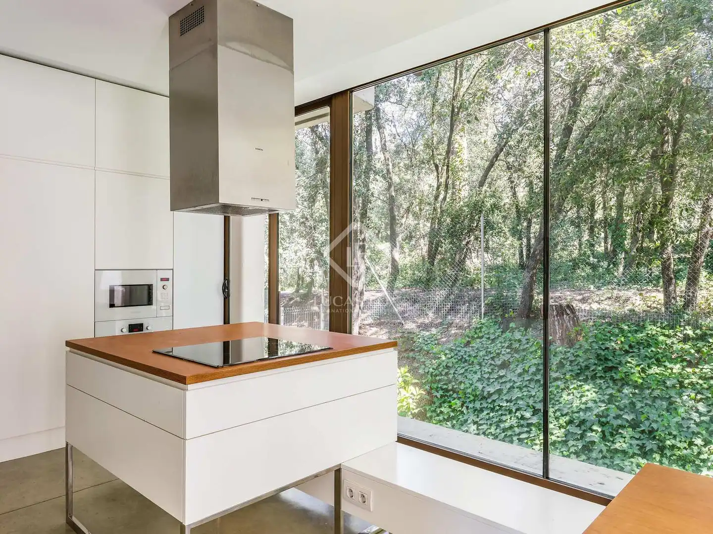 Cuina de Casa o xalet en venda en Sant Cugat del Vallès amb Aire condicionat, Calefacció i Jardí privat